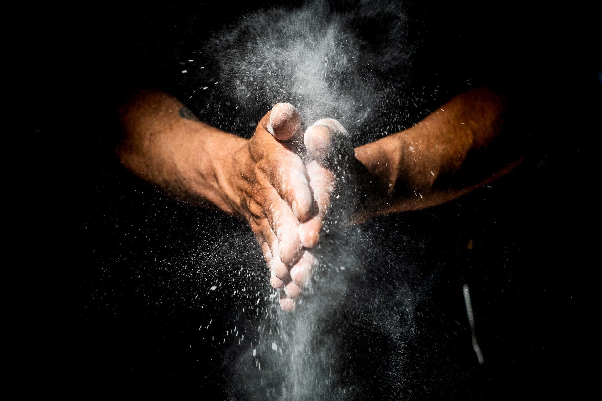 Le mani del pizzaiolo nella farina, shooting per il Ristorante Filo d’Olio