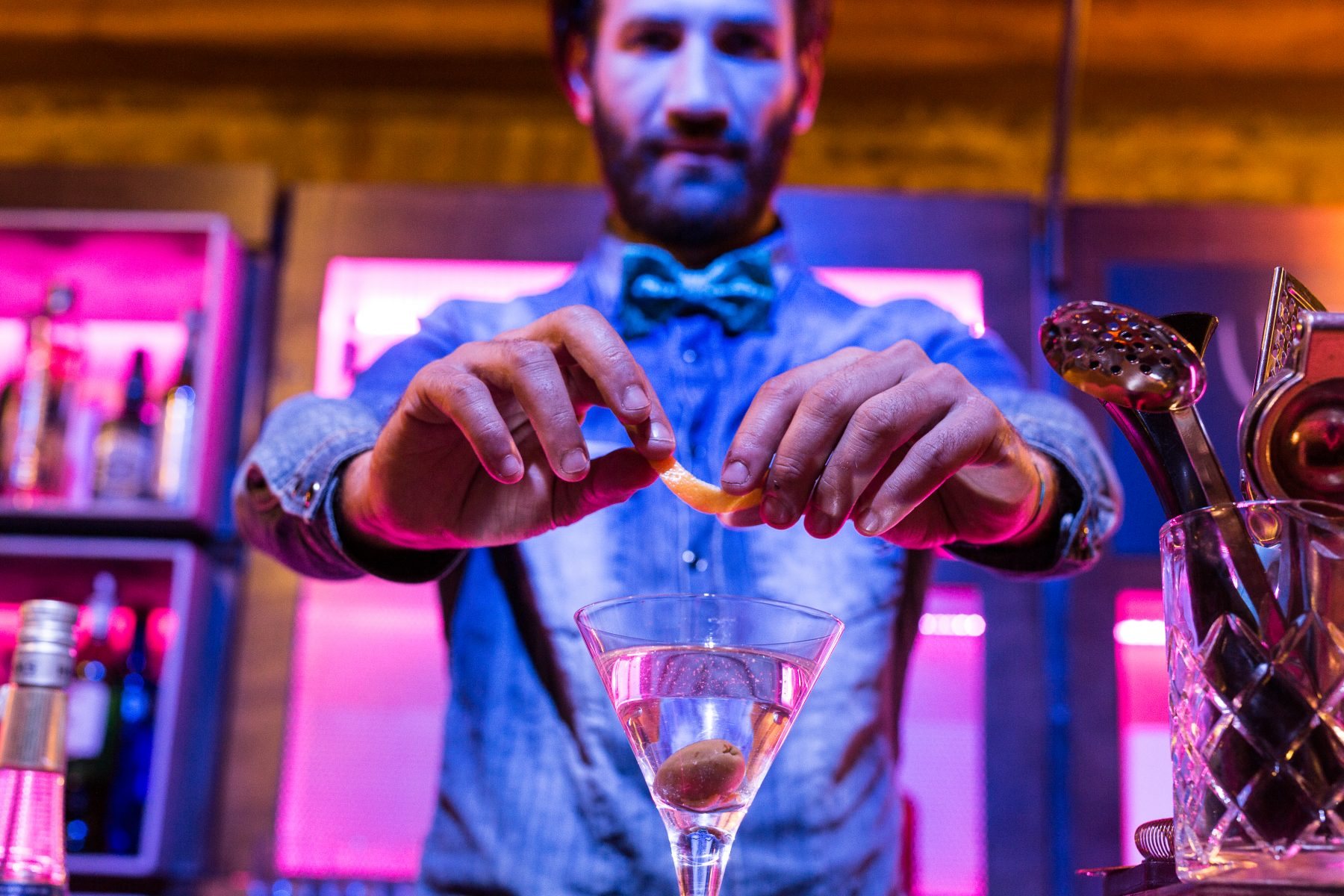 Planet one bar cocktail Il barman prepara un cocktail, shooting per Planet One