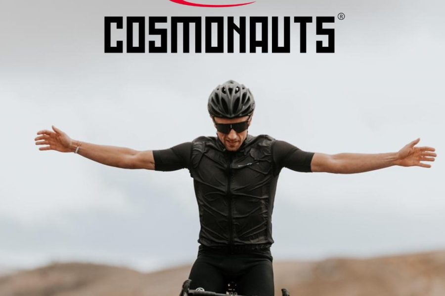 Post social realizzato per Cosmonauts: ciclista a braccia aperte sulle colline