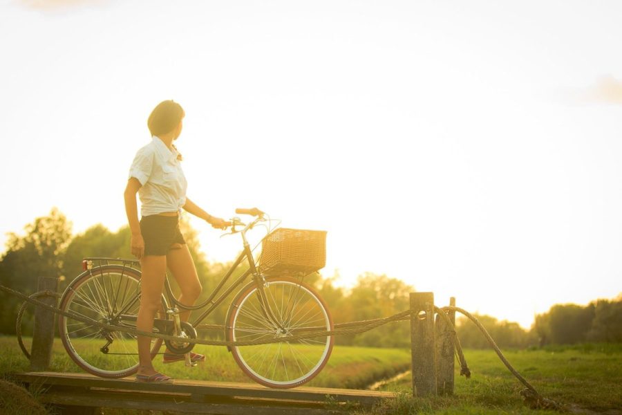 Una ciclista con una bicicletta Cobran Bike in controluce