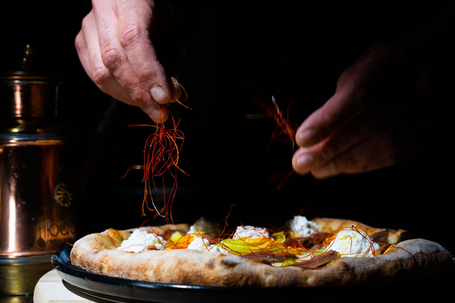 Filo dolio shooting pizza mani Le mani del pizzaiolo sulla pizza: shooting per il Ristorante Filo d’Olio, Perugia